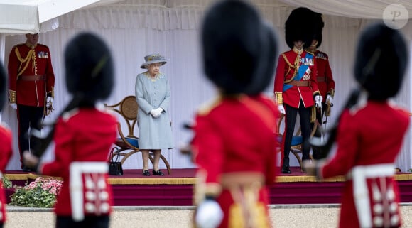 La reine Elisabeth II d'Angleterre assiste seule à la cérémonie Trooping the Colour au chateau de Windsor le 12 juin 2021.