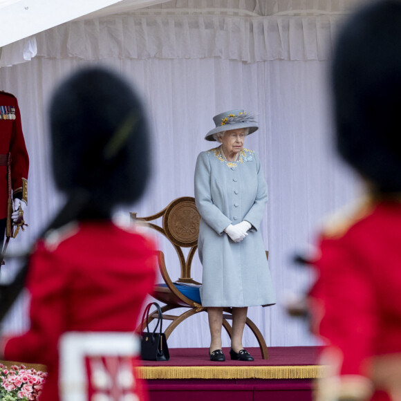 La reine Elisabeth II d'Angleterre assiste seule à la cérémonie Trooping the Colour au chateau de Windsor le 12 juin 2021.