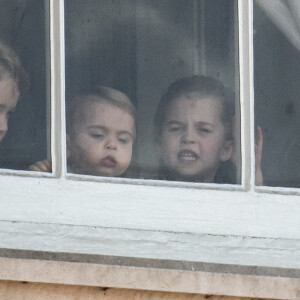 Le prince George de Cambridge, la princesse Charlotte de Cambridge et le prince Louis de Cambridge (les enfants du prince William et Kate Middleton) à la fenêtre du palais de Buckingham lors de la parade Trooping the Colour 2019, célébrant le 93ème anniversaire de la reine Elisabeth II, Londres, le 8 juin 2019.