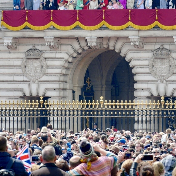Le prince William, duc de Cambridge, et Catherine (Kate) Middleton, duchesse de Cambridge, le prince George de Cambridge, la princesse Charlotte de Cambridge, le prince Louis de Cambridge, Camilla Parker Bowles, duchesse de Cornouailles, le prince Charles, prince de Galles, la reine Elisabeth II d'Angleterre, le prince Andrew, duc d'York, le prince Harry, duc de Sussex, et Meghan Markle, duchesse de Sussex, la princesse Beatrice d'York, la princesse Eugenie d'York, la princesse Anne - La famille royale au balcon du palais de Buckingham lors de la parade Trooping the Colour 2019, célébrant le 93ème anniversaire de la reine Elisabeth II, Londres, le 8 juin 2019.