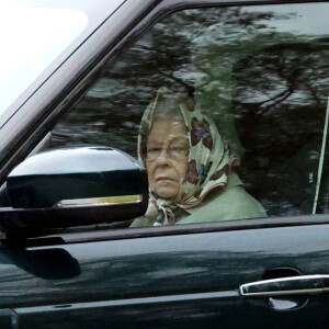 La reine Elisabeth II d'Angleterre est aperçue en voiture du côté de Sandringham, le 6 novembre 2021.