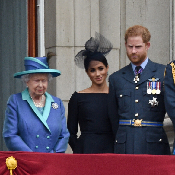 La reine Elisabeth II d'Angleterre, Meghan Markle, duchesse de Sussex, le prince Harry, duc de Sussex, le prince William, duc de Cambridge, Kate Catherine Middleton, duchesse de Cambridge - La famille royale d'Angleterre lors de la parade aérienne de la RAF pour le centième anniversaire au palais de Buckingham à Londres.