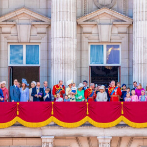 Frederick Windsor, Sophie Winkleman, Michael de Kent, Marie-Christine von Reibnitz, le prince William, duc de Cambridge, et Catherine (Kate) Middleton, duchesse de Cambridge, le prince George de Cambridge, la princesse Charlotte de Cambridge, le prince Louis de Cambridge, Camilla Parker Bowles, duchesse de Cornouailles, le prince Charles, prince de Galles, la reine Elisabeth II d'Angleterre, le prince Andrew, duc d'York, le prince Harry, duc de Sussex, et Meghan Markle, duchesse de Sussex, la princesse Beatrice d'York, la princesse Eugenie d'York, la princesse Anne, Savannah Phillips, Isla Phillips, Autumn Phillips, Peter Philips, James Mountbatten-Windsor, vicomte Severn- La famille royale au balcon du palais de Buckingham lors de la parade Trooping the Colour 2019, célébrant le 93ème anniversaire de la reine Elisabeth II, londres, le 8 juin 2019.