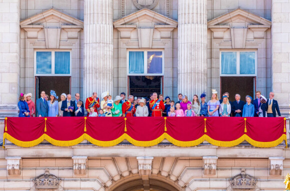 Frederick Windsor, Sophie Winkleman, Michael de Kent, Marie-Christine von Reibnitz, le prince William, duc de Cambridge, et Catherine (Kate) Middleton, duchesse de Cambridge, le prince George de Cambridge, la princesse Charlotte de Cambridge, le prince Louis de Cambridge, Camilla Parker Bowles, duchesse de Cornouailles, le prince Charles, prince de Galles, la reine Elisabeth II d'Angleterre, le prince Andrew, duc d'York, le prince Harry, duc de Sussex, et Meghan Markle, duchesse de Sussex, la princesse Beatrice d'York, la princesse Eugenie d'York, la princesse Anne, Savannah Phillips, Isla Phillips, Autumn Phillips, Peter Philips, James Mountbatten-Windsor, vicomte Severn- La famille royale au balcon du palais de Buckingham lors de la parade Trooping the Colour 2019, célébrant le 93ème anniversaire de la reine Elisabeth II, londres, le 8 juin 2019.