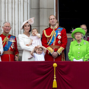 Camilla Parker Bowles, duchesse de Cornouailles, le prince Charles, Kate Catherine Middleton, duchesse de Cambridge, la princesse Charlotte, le prince George, le prince William, la reine Elisabeth II d'Angleterre - La famille royale d'Angleterre au balcon du palais de Buckingham lors de la parade "Trooping The Colour" à l'occasion du 90ème anniversaire de la reine.