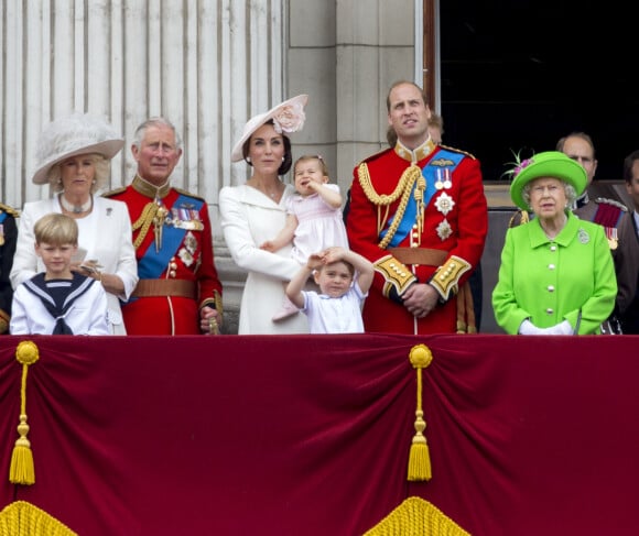 Camilla Parker Bowles, duchesse de Cornouailles, le prince Charles, Kate Catherine Middleton, duchesse de Cambridge, la princesse Charlotte, le prince George, le prince William, la reine Elisabeth II d'Angleterre - La famille royale d'Angleterre au balcon du palais de Buckingham lors de la parade "Trooping The Colour" à l'occasion du 90ème anniversaire de la reine.