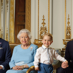 La reine Elisabeth II a posé, à l'occasion de son 90ème anniversaire, avec son fils le prince Charles, son petit-fils le prince William et son arrière petit-fils le prince George, pour quatre nouveaux timbres de la Royal Mail, au palais de Buckingham à Londres.