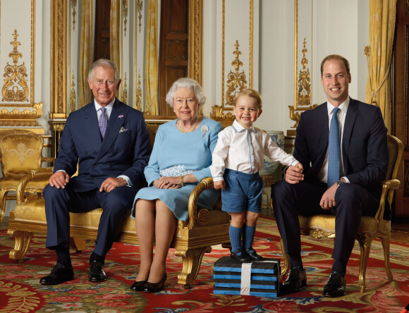 La reine Elisabeth II a posé, à l'occasion de son 90ème anniversaire, avec son fils le prince Charles, son petit-fils le prince William et son arrière petit-fils le prince George, pour quatre nouveaux timbres de la Royal Mail, au palais de Buckingham à Londres.