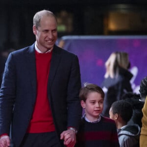 Le prince William, duc de Cambridge, et Catherine (Kate) Middleton, duchesse de Cambridge, avec leurs enfants le prince George, la princesse Charlotte et le prince Louis ont assisté à un spectacle donné en l'honneur des personnes qui ont été mobilisées pendant la pandémie au Palladium à Londres, Royaume Uni, le 11 décembre 2020.