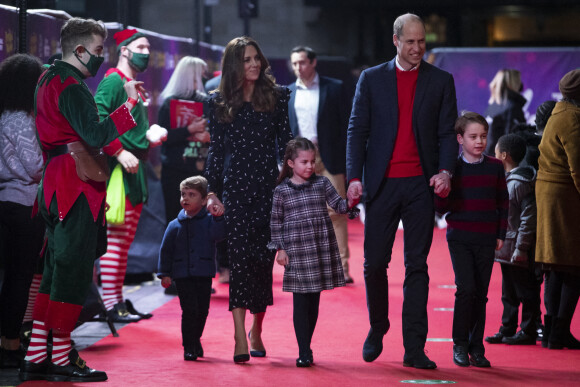 Le prince William, duc de Cambridge, et Catherine (Kate) Middleton, duchesse de Cambridge, avec leurs enfants le prince George, la princesse Charlotte et le prince Louis ont assisté à un spectacle donné en l'honneur des personnes qui ont été mobilisées pendant la pandémie au Palladium à Londres, Royaume Uni, le 11 décembre 2020.