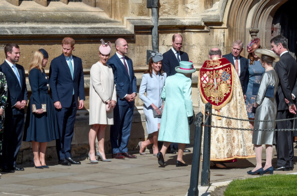 Peter Phillips, Autumn Phillips, le prince Harry, duc de Sussex, Zara Tindall, Mike Tindall, le prince William, duc de Cambridge, et Catherine (Kate) Middleton, duchesse de Cambridge, Le prince Andrew, duc d'York, la princesse Anne, Sir Timothy Lawrence, la princesse Beatrice d'York et La reine Elisabeth II d'Angleterre, arrivent pour assister à la messe de Pâques à la chapelle Saint-Georges du château de Windsor, le 21 avril 2019.