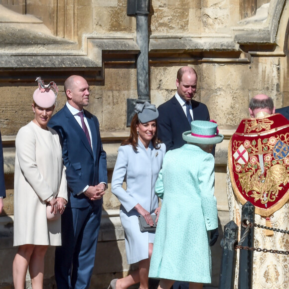 Peter Phillips, Autumn Phillips, le prince Harry, duc de Sussex, Zara Tindall, Mike Tindall, le prince William, duc de Cambridge, et Catherine (Kate) Middleton, duchesse de Cambridge, Le prince Andrew, duc d'York, la princesse Anne, Sir Timothy Lawrence, la princesse Beatrice d'York et La reine Elisabeth II d'Angleterre, arrivent pour assister à la messe de Pâques à la chapelle Saint-Georges du château de Windsor, le 21 avril 2019.