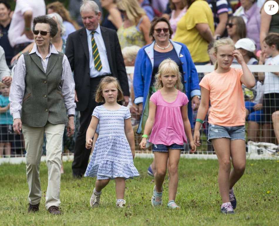 La Princesse Anne Dangleterre Mia Tindall Isla Phillips Et Savannah Phillips Zara Tindall 0911