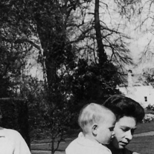 La reine Elisabeth II d'Angleterre, le prince Philip, duc d'Edimbourg, et leurs enfants, le prince Charles, la princesse Anne, le prince Edward et le prince Andrew promènent leurs corgis, en 1965.