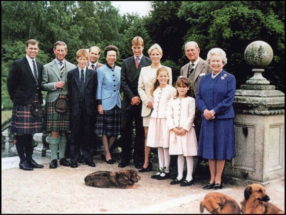 Elizabeth II et son mari le prince Philip, entourés de leurs enfants et petits-enfants à Balmoral, en 1999 : Le prince Andrew et ses filles, les princesses Beatrice et Eugenie, le prince Charles et ses fils, le prince William et le prince Harry, le prince Edward et la princesse Anne, avec sa fille Zara Phillips. 