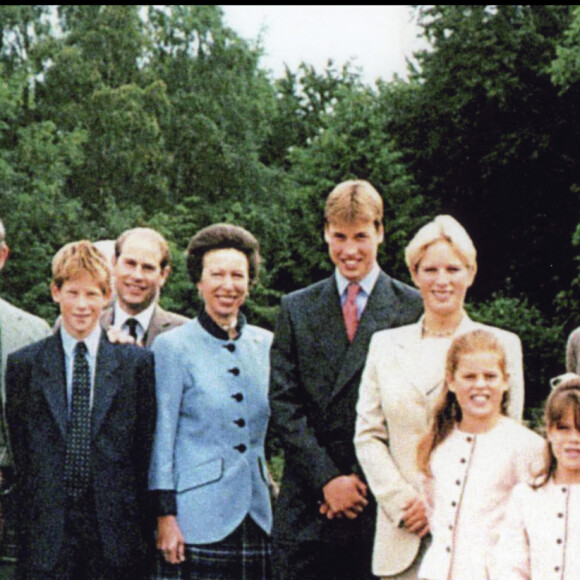 Elizabeth II et son mari le prince Philip, entourés de leurs enfants et petits-enfants à Balmoral, en 1999 : Le prince Andrew et ses filles, les princesses Beatrice et Eugenie, le prince Charles et ses fils, le prince William et le prince Harry, le prince Edward et la princesse Anne, avec sa fille Zara Phillips. 