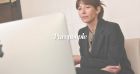 Sophie Marceau élégante en tailleur... auprès d'une star de la série Sex Education !