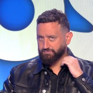 Cyril Hanouna présentait des marques rouges dans le cou dans Touche pas à mon poste ce mercredi 26 janvier