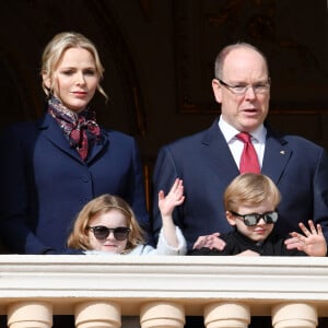 Le prince Albert II de Monaco, sa femme la princesse Charlène et leurs enfants le prince héréditaire Jacques et la princesse Gabriella ont assité depuis un balcon du Palais à la traditionnelle procession durant la célébration de la Sainte Dévote © Bruno Bebert / Bestimage