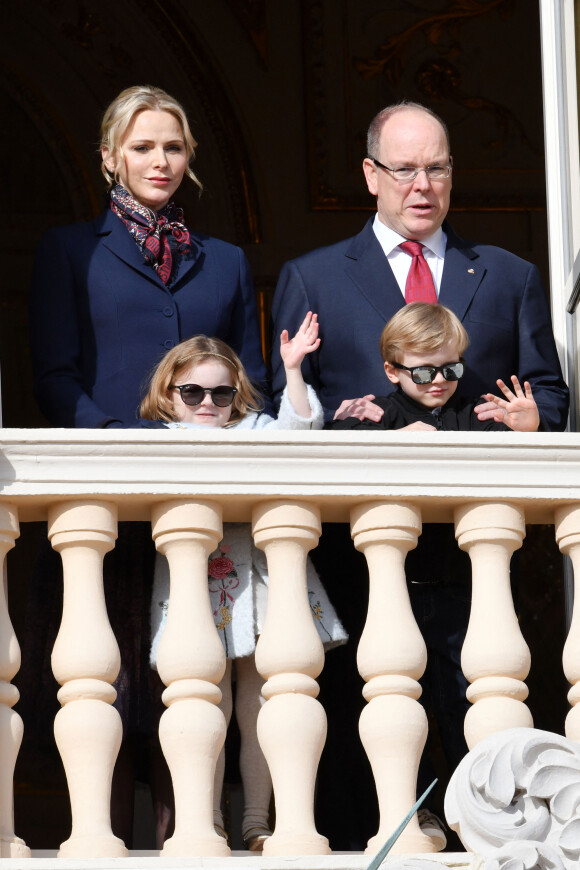 Le prince Albert II de Monaco, sa femme la princesse Charlène et leurs enfants le prince héréditaire Jacques et la princesse Gabriella ont assité depuis un balcon du Palais à la traditionnelle procession durant la célébration de la Sainte Dévote © Bruno Bebert / Bestimage