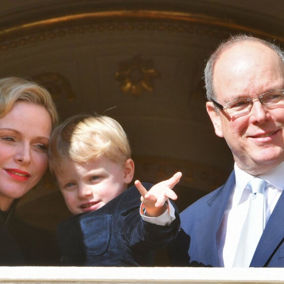 Le prince Albert II de Monaco, sa femme la princesse Charlene et leur fils, le prince Jacques de Monaco assistent depuis le balcon du Palais à la procession - Célébration de la Sainte Dévote, Sainte patronne de Monaco, à Monaco le 26 janvier 2019.© Bruno Bebert/Bestimage 