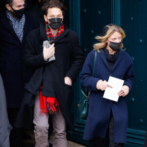 Le chanteur Raphaël et sa compagne Mélanie Thierry - Sorties des obsèques (bénédiction) de Gaspard Ulliel en l'église Saint-Eustache à Paris. Le 27 janvier 2022 © Jacovides-Moreau / Bestimage