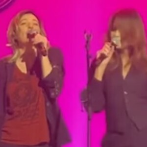 Valeria Bruni Tedeschi sur scène avec sa soeur Carla, à l'Olympia à Paris, le 26 janvier 2022