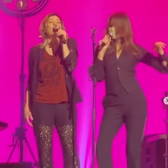 Valeria Bruni Tedeschi sur scène avec sa soeur Carla, à l'Olympia à Paris, le 26 janvier 2022