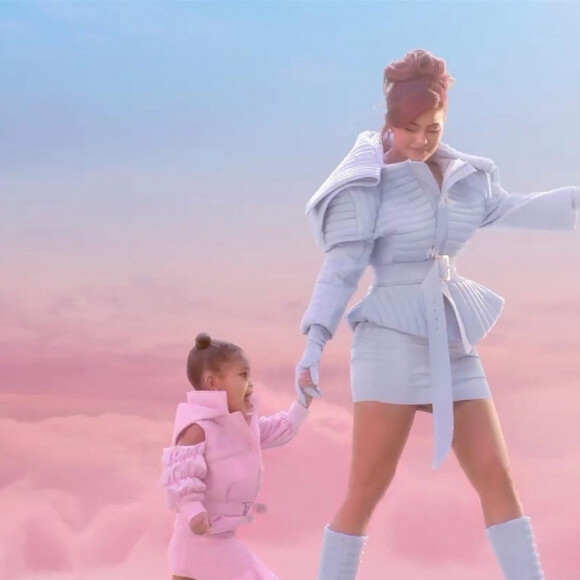 Kylie Jenner présente sa nouvelle gamme de soins pour bébés et jeunes enfants "Kylie Baby" dans une publicité avec sa fille Stormi. Le 24 septembre 2021