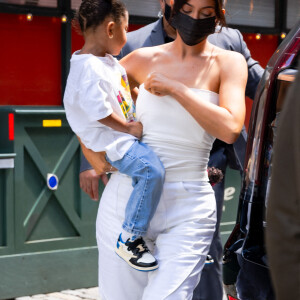 Exclusif - Kylie Jenner et sa fille Stormi à la sortie du magasin de poupées "American Girl" à New York, le 15 juin 2021. Veuillez flouter le visage des enfants avant publication  Please hide children faces prior publication 06/15/2021 EXCLUSIVE: Kylie Jenner and Stormi Webster are spotted leaving American Girl in New York City. Stormi carried a doll in her hand while Kylie wore a black face mask, white top, white pants, and matching heels. 