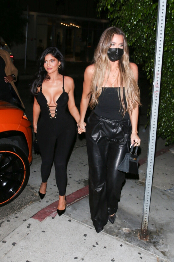 Khloe Kardashian, Kylie Jenner - Arrivée des people à la soirée de lancement de la nouvelle marque de tequila de Kendall Jenner 818 au restaurant "The Nice Guy" à Los Angeles le 21 mai 2021.