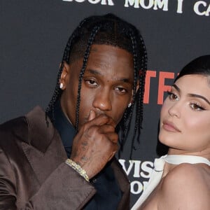 Travis Scott et sa compagne Kylie Jenner à la première du prochain documentaire de Netflix Look Mom I Can Fly au Barker Hangar dans le quartier de Santa Monica à Los Angeles. Ce nouveau documentaire sera disponible à partir du 28 août sur Netflix. Le 27 août 2019