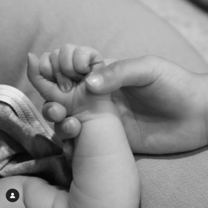 Première photo du deuxième bébé de Kylie Jenner, la main dans cette de sa soeur, la petite Stormi