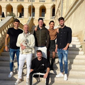 Zinédine Zidane entourée de sa femme Véronique et de leurs quatre garçosn, Enzo, Luca, Théo, et Elyaz, à Marseille.