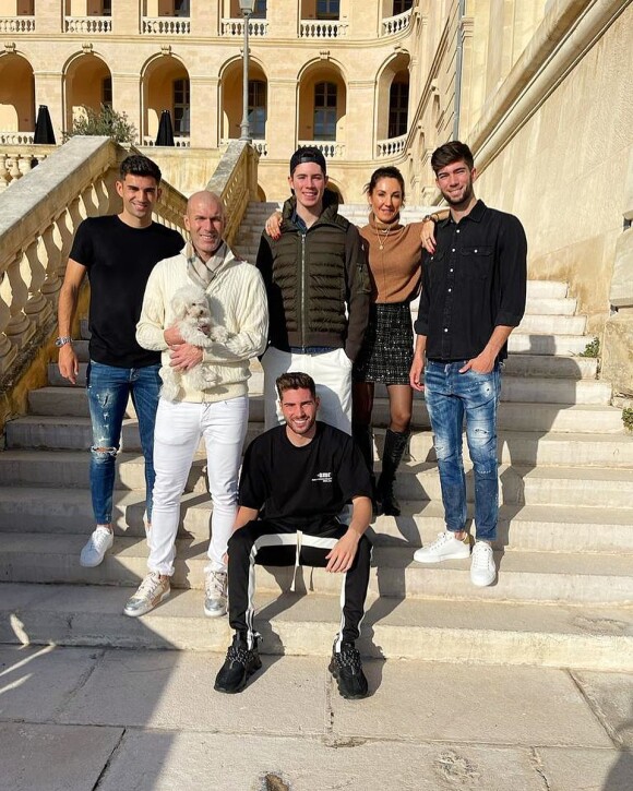 Zinédine Zidane entourée de sa femme Véronique et de leurs quatre garçosn, Enzo, Luca, Théo, et Elyaz, à Marseille.