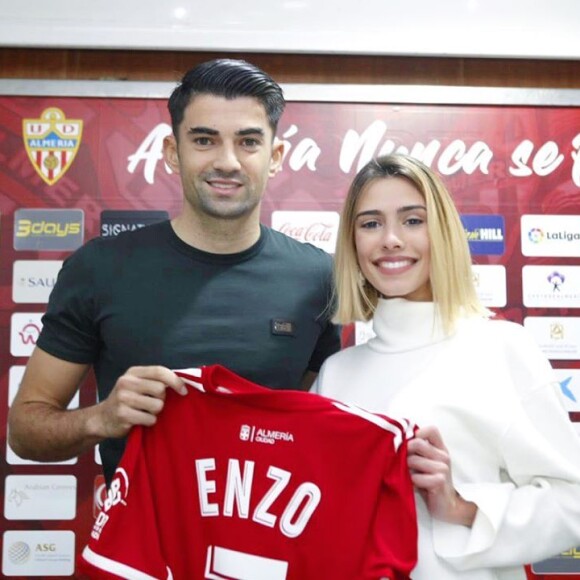 Enzo Zidane avec sa compagne Karen Gonçalves lors de la présentation officielle de son arrivée à l'UD Almería le 5 février 2020. 