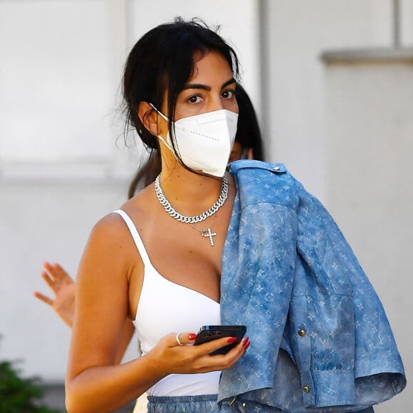 Georgina Rodriguez, la compagne de Cristiano Ronaldo, arrive à Venise le 1er septembre 2021. Elle porte un ensemble Louis Vuitton. 
