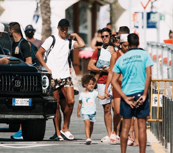 Cristiano Ronaldo et sa fiancée Georgina Rodriguez et leur quatre enfants, Cristiano Junior (8 ans), les jumeaux Eva et Mateo, et Alana Martina arrivent pour passer la journée en bateau lors de de leurs vacances à Majorque le 10 juillet 2021 