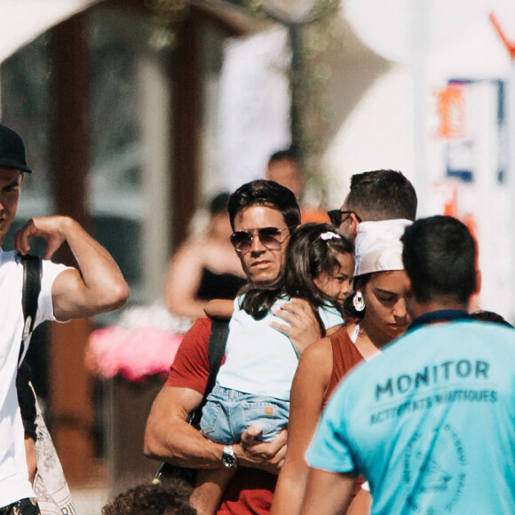 Cristiano Ronaldo et sa fiancée Georgina Rodriguez et leur quatre enfants, Cristiano Junior (8 ans), les jumeaux Eva et Mateo, et Alana Martina arrivent pour passer la journée en bateau lors de de leurs vacances à Majorque le 10 juillet 2021 