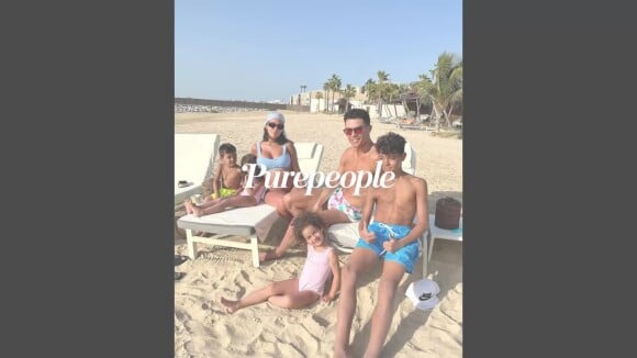 Cristiano Ronaldo : sa femme Georgina, enceinte, affiche son baby bump à la plage en famille