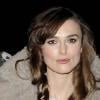 Keira Knightley dans son manteau en peau lainée signé Burberry, du défilé Burberry Prorsum Femme spring-summer 2010, porté avec un jean et des bottes en cuir, le 4 janvier 2010 à Londres