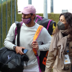 Rafael Nadal et sa femme Xisca Perello quittent le stade où le joueur vient de rencontrer Ilya Ivashka au tournoi Conde de Godo à Barcelone le 21 avril 2021.