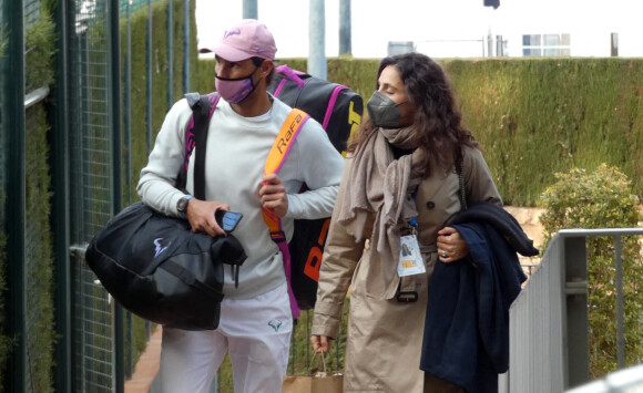 Rafael Nadal et sa femme Xisca Perello quittent le stade où le joueur vient de rencontrer Ilya Ivashka au tournoi Conde de Godo à Barcelone le 21 avril 2021.