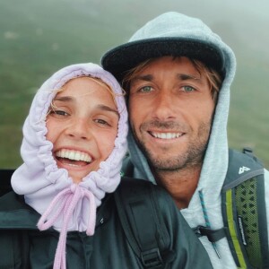 Camille Lou en couple avec Romain Laulhe, ancien sportif professionnel désormais prof de surf.