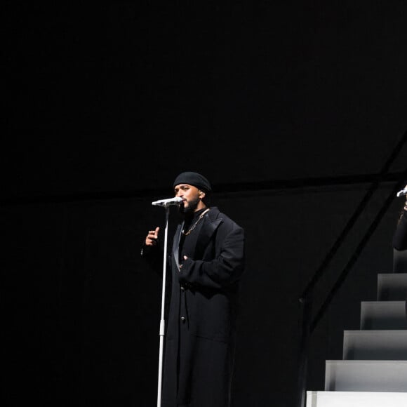 Exclusif - Vitaa et Slimane sur la scène de l'AccorHotels Arena à Paris pour leur tournée "Versus Tour" le 22 octobre 2021. © Tiziano Da Silva / Bestimage