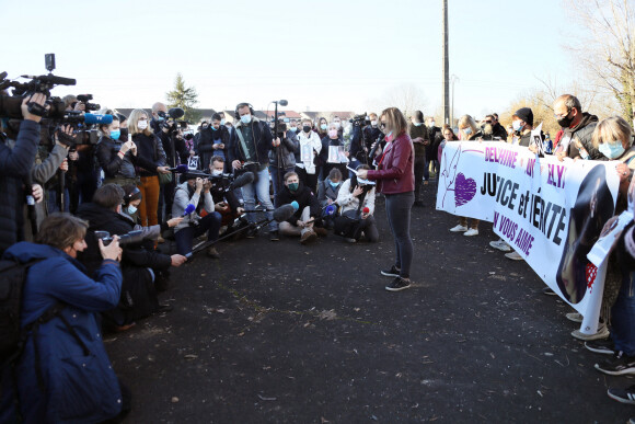 La famille et les proches se sont réunis pour une marche blanche en hommage à Delphine Jubillar, l'infirmière de 33 ans, disparue il y a un an, à Cagnac-les-Mines. Le 19 décembre 2021