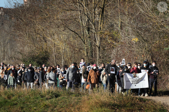 La famille et les proches se sont réunis pour une marche blanche en hommage à Delphine Jubillar, l'infirmière de 33 ans, disparue il y a un an, à Cagnac-les-Mines. Le 19 décembre 2021