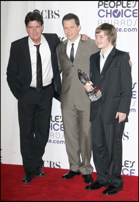 Le casting de la sitcom Mon oncle Charlie : Charlie Sheen, Jon Cryer et Angus T. Jones aux People's Choice Awards le 9 janvier 2009.