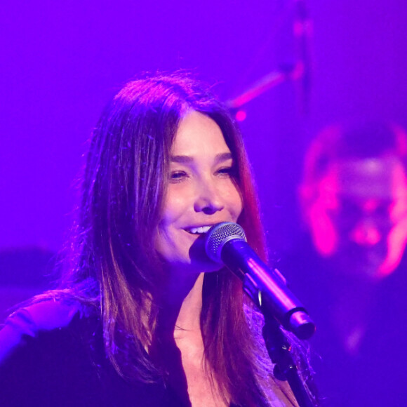 Carla Bruni Sarkozy en concert au Grimaldi Forum à Monaco, le 7 janvier 2022. Carla Bruni sera en concert à l'Olympia le mercredi 26 janvier, mais aussi à Genève le 25 mars, ainsi qu'en Allemagne, à Francfort le 10 avril. © Bruno Bebert / Bestimage 