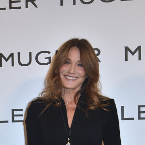 Carla Bruni-Sarkozy au photocall de l'exposition "Thierry Mugler: couturissime" au Musée des Arts Décoratifs (MAD) à Paris le 28 septembre 2021. 